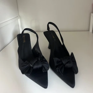 Klackar - Storlek 38. Aldrig använt. Medel klack 