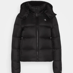 Vinterjacka - Calvin klein jacka. Stl s. Helt slutsåld. Köpt för 2 595kr säljer för 1 500kr. Endast andvänd en vinter. Skriv privat för fler egna bilder💕 sänker t 1400 vid snabbt köp annars sänker jag ej priset mer än va jag har gjort!!