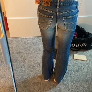 Lågmidjade lee jeans - DE SNYGGASTE JEANSEN JA ÄGER!!  de är tyvär försmå på mig så jag måste sälja de vidare😋  Midjemått: 72 cm, Innerbenslängd: 79 cm priset är diskuterbart!