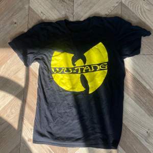 T shirt med WUTANG tryck, köpt på second hand i USA