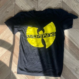 T shirt med tryck  - T shirt med WUTANG tryck, köpt på second hand i USA