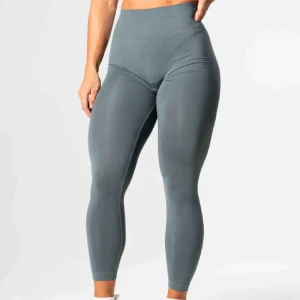 Relode tights  - Prime scrunch taights i en Superfin grön/grå färg, helt oanvända. passar i längden på mig som är 163 men passar längre också 💗köpt för 699 kr 