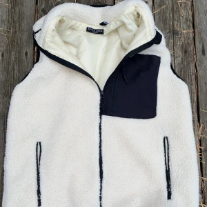 Teddy väst  - Säljer denna tvär feta västen från Brave soul, helt ny och väldigt fet till höst då den håller värmen! Väldigt stilren och passar till de mesta!