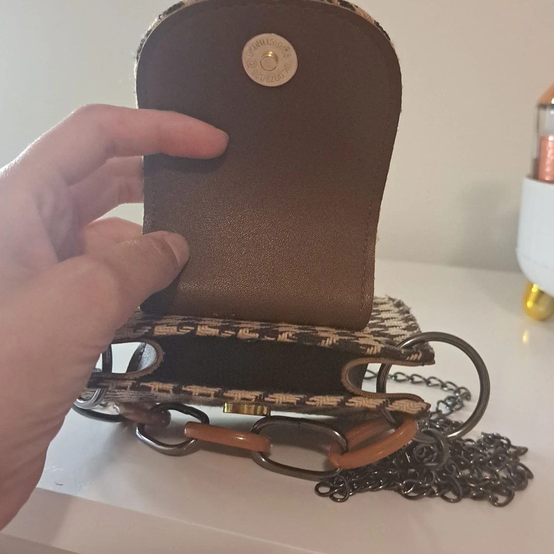 Rutig axelväska med kedjedetaljer - 91