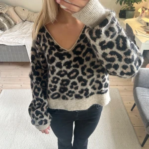 Stickad tröja leopard  - Stickad tröja från Other stories! Så fin passform 😍ull material 