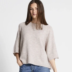  Stickad T-shirt - Superfin stickad T-shirt från lager 157 i storlek xs. Tröjan är i beige färg och är använd ett fåtal gånger. Sitter lagom oversized på mig som vanligtvis bär S i tröjor. Pris kan diskuteras 🌺🌺(säljer även i grå)