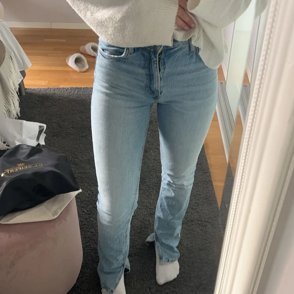 säljer mina favorit jeans, som inte längre säljs på zara… har används men finns inga direkta defekter. 💞supersnygg slimsplit. Jeans & Byxor.