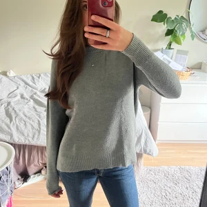 Grön stickad  - Super snygg stickad tröja i fin grön färg! Den är lite nopprig men annars bra skick🤍