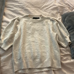 Veronica stickad topp - stickad topp från Veromoda med korta ärmar. Använt några gånger så den är lite nopprig. Nypris 350