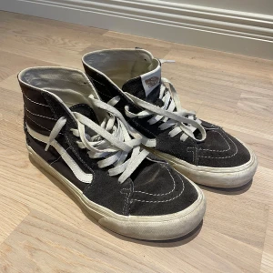 Vans skor - Marinblå jättesnygga vans skor. Köpta förra året, skicket är fortfarande bra, små defekter framme vid tårna då de börjar bli lite slitet. Passar både tjej och kille!Ingenting är sönder💙💙