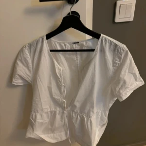Knytt topp - Vit knytt blus från Gina tricot. Använd ett par gånger. Jätte fin!