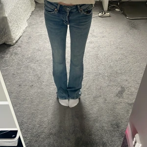 Jeans - Säljer dessa snygg lågmidjade bootcut jeans från Gina i storleken xs för de inte kommer till användning.( han kanske använd dom 5 gånger)  Jag är 162 och dom är lite långa för mig, annars jättebra