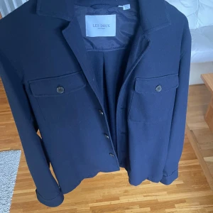 Les Deux Overshirt - Fin overshirt från Les Deux säljes då den är för stor. Ganska stor i storleken. Lite mörkare i färgen än på bilden.