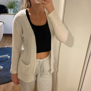 Vit kofta  - Säljer då den tyvärr inte kommer till användning. Storlek 146/152 men passar även någon som har strl xs. Bra skick. 💕