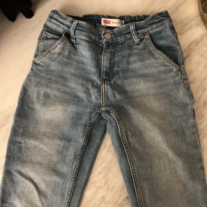 Jeans Regular Taper - Levis Jeans, etiketten nästan lossnar, behöver sys på om man vill ha kvar den. Annars OK