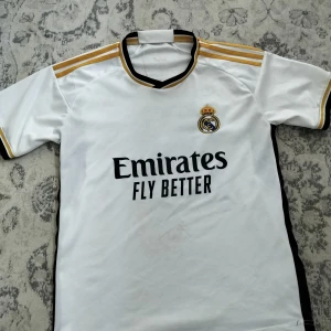 Real Madrid fotbollströja 23/24 - En Bellingham tröja i väldigt bra skick förutom wn liten gräsfläck på magen. Annats nästan inga tecken på användning.