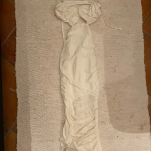 Femmeluxe figursydd vit klänning - Aldrig använd  Vit figursydd klänning  