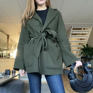 Grön höstkappa  - Super snygg kappa i mycket bra skick  Har för mig att nypris är 900kr