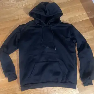 HELT NY! Inte använd en endast gång köpt för 360kr Säljer en klassisk svart hoodie i bra skick. Den har en stor ficka fram och justerbar huva med snören. Perfekt för både chill och vardag!