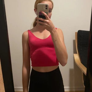 Rosa topp - Rosa, croppad topp. Fin passform