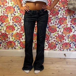 Mörkblå Wrangler jeans💙 - Modell 169, perfekta mörkblå jeans nu i höst☺️🍂lowwaist😋 Midjemått 38 cm Innerbenslängd: 86 cm