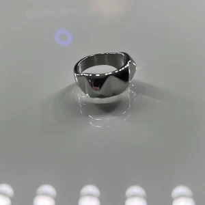 Ring Edblad  - Ring från Edblad i storlek L/ 18.50. Bra skick inte använd många gånger, ser ut som ny och säljer för att jag vill köpa en i m💞Skriv gärna om ni undrar något