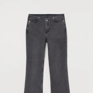 Låga bootcut jeans med cool detalj - Jeans från hm med cool detalj! Storlek 38 men passar perfekt på 36