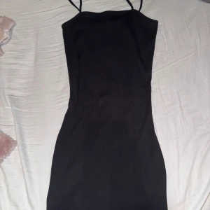 Svart klänning - Oanvänd klänning pga köpte för stor storlek 