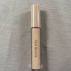 RARE BEAUTY Positive Light - Under Eye Brightener - RARE BEAUTY Positive Light - Under Eye Brightener i färgen light medium. Använd 2 gånger. 