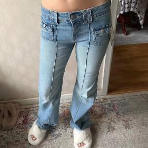 slutsålda ljus blåa low waisted flare hm jeans med fickor och fin design ( skriv ifall ni har några funderingar )