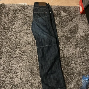 Blåa Jeans - Säljer ett par skill denim jeans i fint skick och endast använt en gång. Dom är väldigt bekväma sitter jätte fint och dess fickor/mösnter design är jätte snygg!