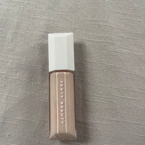 FENTY BEAUTY we’re Even Hydrating longwear concealer - FENTY BEAUTY we’re Even Hydrating longwear concealer i färgen 125c. Använd 1 gång. 