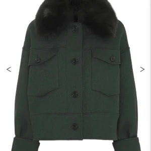 Grön Meotine jacka - Fint skick förutom att en enda saknad knapp längst ner på armen (se sista bilden) men det märks knappt.  Perfekt nu till hösten