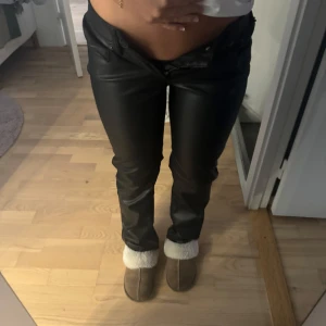 Löser byxor - Såå snygga läderbyxor som tyvär ej riktigt passar, därav använd fåtal gånger❤️