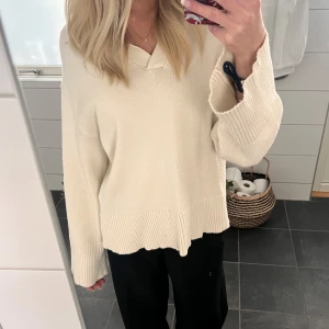 Stickad tröja  - Stickad tröja från Gina Tricot. Bra skick. Stl XS.💞