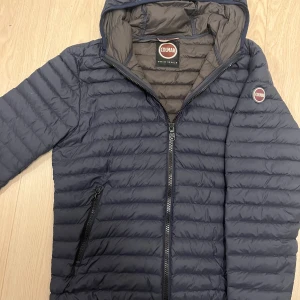 Colmar Jacka - Colmar Jacka i fin fint skick,  STRL:56(L) Väldigt luftig och rymmlig men aningen kortare än vanliga jackor med storlek L Nypris: ca 2500kr Mitt pris: 1199kr Enda negativa med den är ett hål i inner ärmen där handen går ut men inget som syns👍
