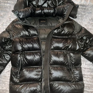 Massimo dutti jacka - Jättefin mörkgrön massimo dutti jacka, färgen syns inte på dom tre sista bilderna pga ljuset! Har inte kommit till användling på senaste tiden därför säljer jag den, inga skador.💕