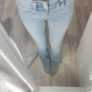 Ljusblå jeans med bootcut - Säljer ett par snygga ljusblå jeans med bootcut. De har en låg midja och är i väldigt bra skick. 