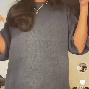 Stickad T-shirt  - En blå stickad T-shirt från lager i storlek m