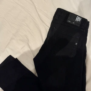 Replay jeans - Säljer ett par svarta Replay jeans i storlek 31/30