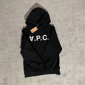 A.P.C hoodie - Säljer nu denna feta A.P.C Hoodie i storlek S. Tröjan är sprillans ny, pris ej hugget i Sten. Bara att höra av sig om man har några funderingar 🙌