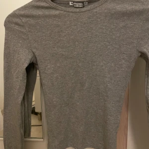 Tröja - Basic grå tajt/ganska kort tröja