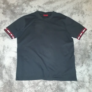 Hugo Boss arm tape T-shirt - Helt oanvänd t-shirt från Hugo Boss. Lite loose i passformen, passade tyvärr inte mig. Även om den är Medium passar den perfekt som Large också.