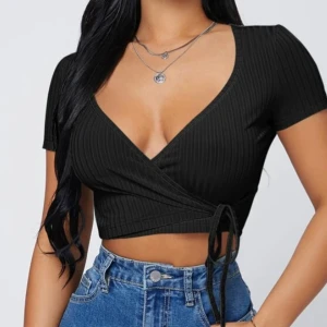 Svart topp  - Bra skick . Aldrig använt . Svart fin topp. Storlek m men passar s också 