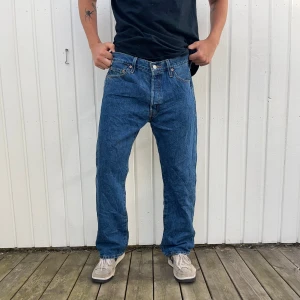 Levi’s jeans 501 - 36/30 - Länk till produkten på hemsidan: https://secondjeanssthlm.com/products/levis-jeans-501-36-30