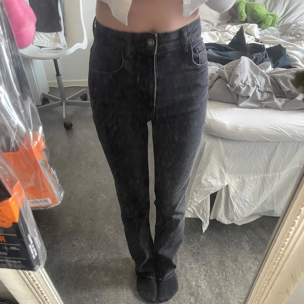 Jätte fin svart jeans jätte bekväm att ha på sig säljer pgd ingen användning . Jeans & Byxor.