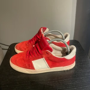 Valentino flycrew - Riktigt snygga valentino flycrew i 41, dem är i fint skick med lite små defekter här o var. Hör av dig vid intresse eller frågor// Victor