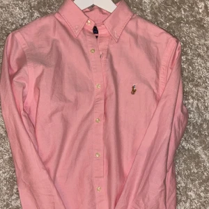 Rosa Ralph Lauren skjorta - Säljer denna tvär feta slim fit rosa ralph lauren skjortan använd 2 gånger skick 10/10, storlek S, nypris 1700, kvitto finns med, pris kan diskuteras vid snabb affär, skriv gärna vid minsta fundering
