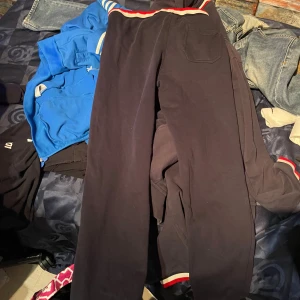 Moncler dress - Köpt på nk i Göteborg för lite mer än 3 år sedan, kvittot finns tyvär inte kvar.   Råkade förstöra snöret till byxorna i tvätten   Dressen har storlek m   Pris kan diskuteras, kan skickas