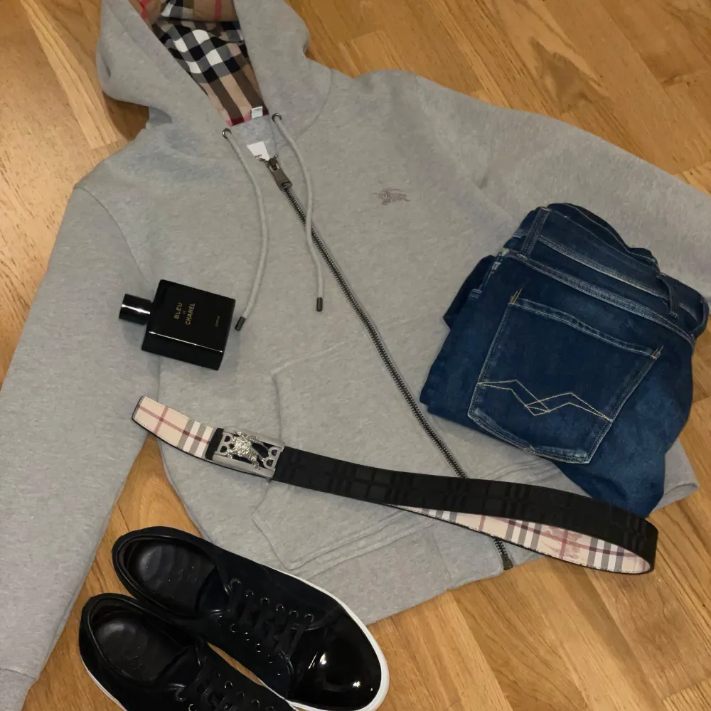 Hej! Säljer denna sjukt snygga burberry zip hoodien i storlek S (passar 173-183cm perfekt). Den är helt ny och fräsch. Knappt använd då det var aldeless för varmt att ha den i sommras. Den är riktigt fräsch, passar till allt och är perfekt till höst.. Hoodies.